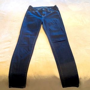 Size 4 regular- oldnavy rockstar skinny jeans in dark blue.